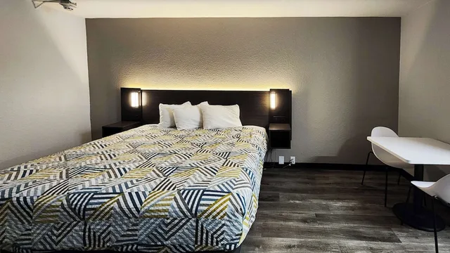 غرفة قياسية بسرير كينج بمطبخ، Studio6 Alvin, TX 3/7