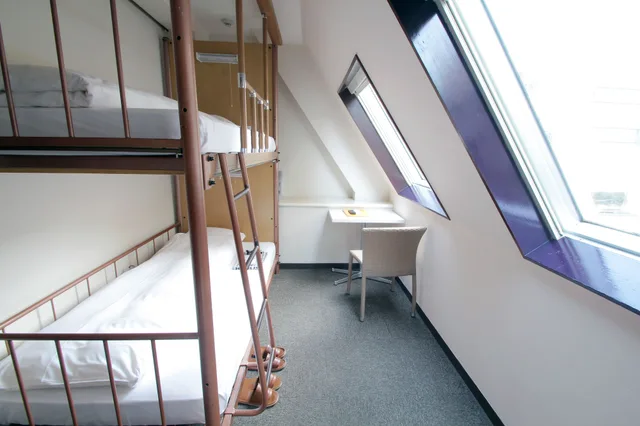 غرفة بسريرين منفصلين وسرير بطابقين، Sakura Hotel Jimbocho 4/5