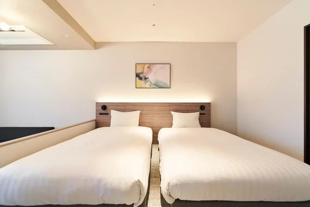 غرفة بسريرين منفصلين بشرفة مع أريكة، Hotel Grand Tiara Anjo 4/10