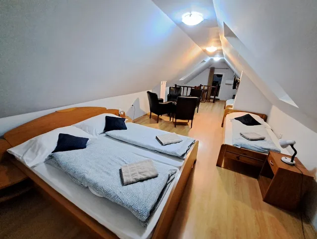 Room, Quadruple, Queen and Twin Beds, Penzion Al Corso 2/9
