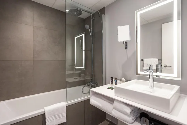 غرفة كلاسيكية بسرير مزدوج وسرير فردي مع أريكة، Novotel Annecy Centre 3/4