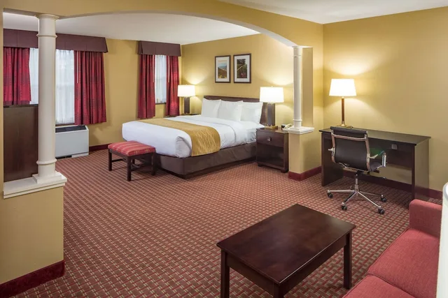 جناح بسرير كينج مع أريكة لذوي الإعاقة، Comfort Inn and Suites Near Burke Mountain Saint Johnsbury, VT 7/10