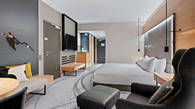 Room, King Bed, Atrium View، Hilton Munich Airport 3/4