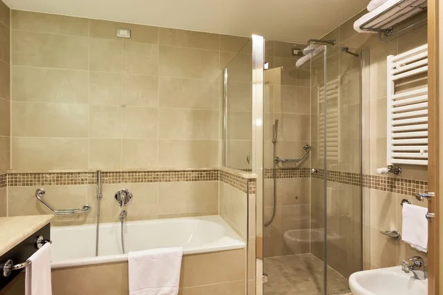 غرفة ديلوكس بسرير كوين، Unahotels Varese 8/10