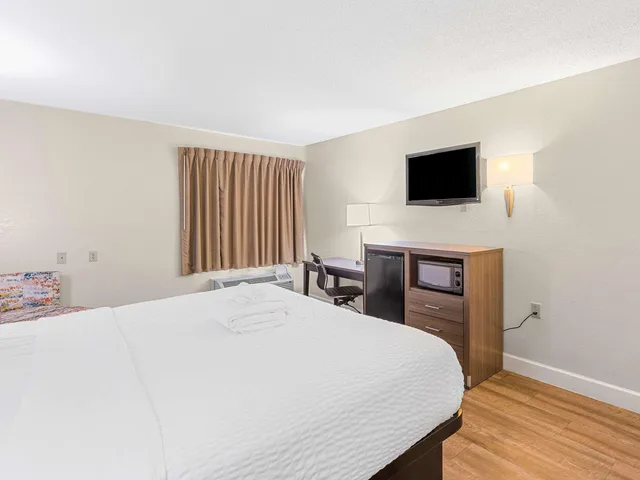 غرفة بسرير مزدوج لذوي الإعاقة، Clarion Pointe Savannah Gateway I-95 2/8