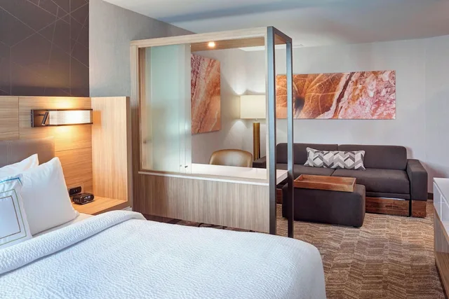 جناح بسرير كينج مع سرير سحّاب إضافي لذوي الإعاقة، Springhill Suites Grand Rapids West 1/7