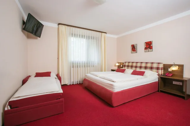 Superior, Triple, Twin Beds, Garden View, Sofa, Plitvice Holiday Resort 2/9