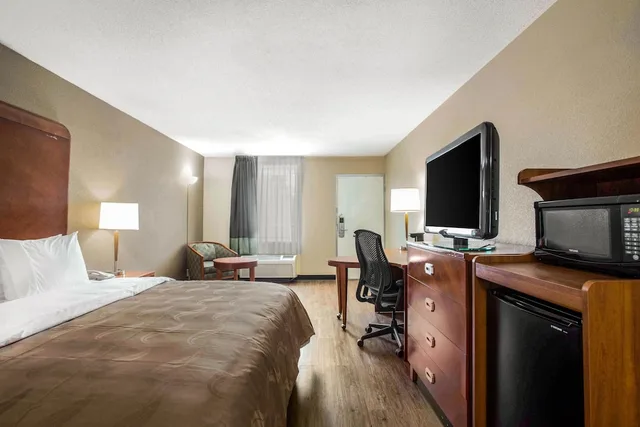 غرفة قياسية بسرير كينج، Quality Inn and Suites University Area NC 2/6