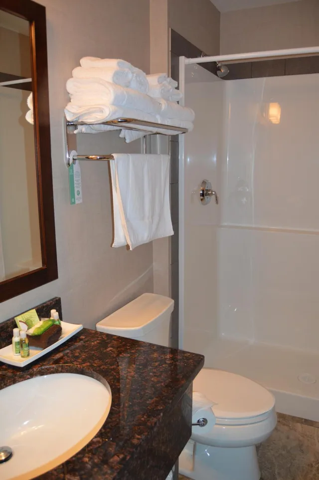 غرفة بسرير كوين، Cobble Creek Lodge 3/5