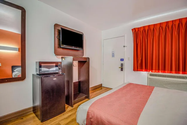 غرفة بسرير كوين للمدخنين، Motel6 Conroe, TX 3/10