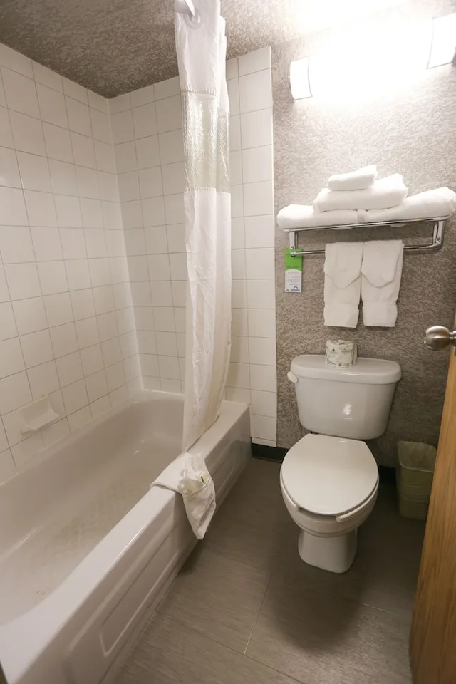 جناح عائلي بسريرين كوين، Days Inn Calgary Airport 4/4