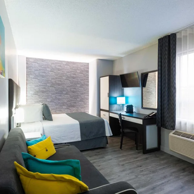 غرفة ركنية بسرير كوين مع أريكة، Travelodge Hotel By Wyndham Montreal Centre 5/10