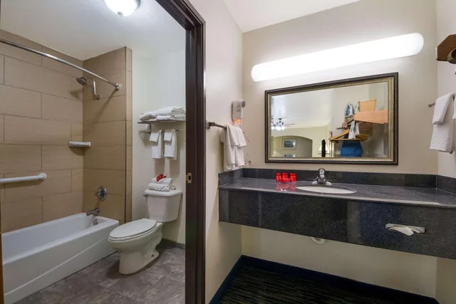 غرفة بسرير كينج بغرفة نوم واحدة، SureStay Hotel by Best Western Falfurrias 2/2