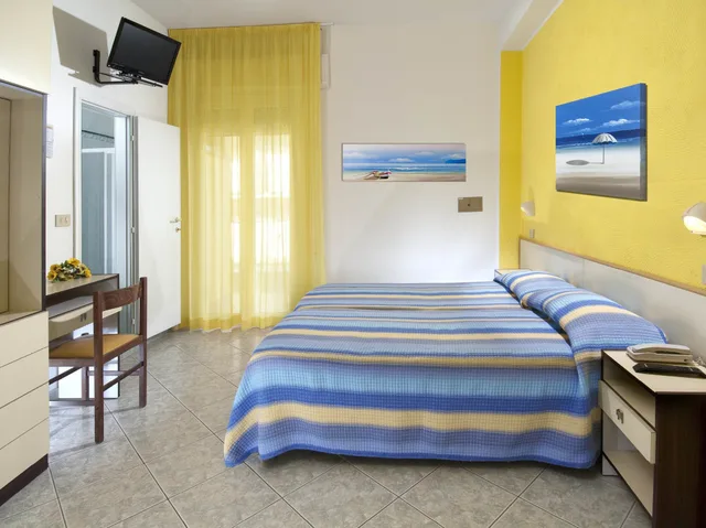 غرفة عائلية رباعية بسرير مزدوج وسرير فردي مع أريكة، Hotel Gloria 5/9