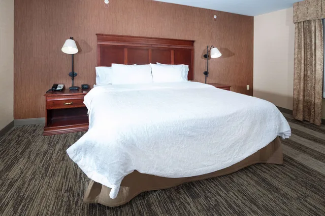 غرفة كبيرة بسرير كينج، Hampton Inn & Suites Greensburg 2/4