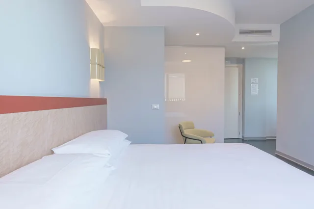 غرفة ديلوكس بسرير مزدوج بشرفة، Moderno Hotel Roma - Adults Only 1/10