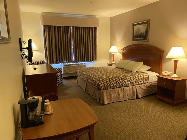 غرفة بسرير كينج، A Riverside Inn Travelodge by Wyndham 1/3