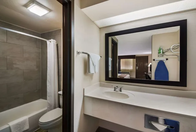 غرفة بسرير كينج، Quality Inn and Suites Round Rock Austin North 2/2