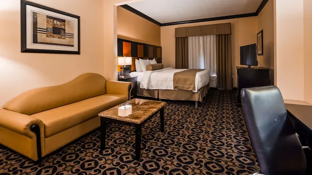 جناح بسرير كينج بحوض جاكوزي لذوي الإعاقة، Best Western Plus Airport Inn Suites Salt Lake City 4/8