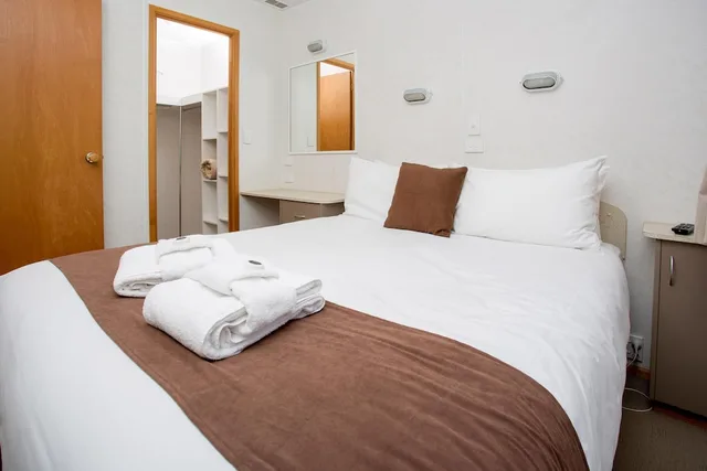 كابينة عائلية بسرير كوين وأسرّة بطابقين، Bendigo Park Lane Holiday Park 1/2