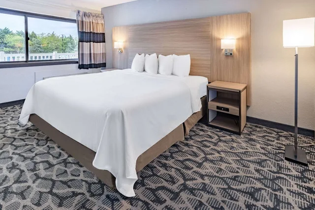 Room, King Bed, Jetted Tub, Exterior Entrance، Ramada By Wyndham West Atlantic City 4/5