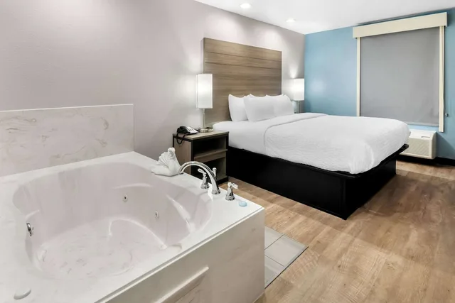 غرفة قياسية بسرير كينج بحوض جاكوزي، Clarion Pointe Fort Worth East - Arlington 6/6