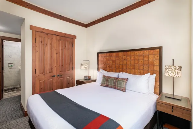 2 Bedrooms, Alpine, Suite, 1 King and 2 Double Beds، The Lodge At Spruce Peak 1/6