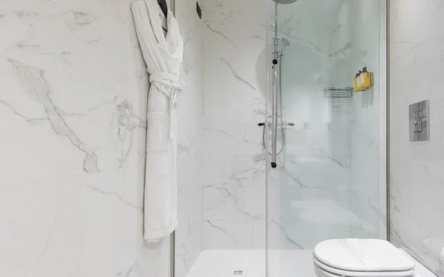 جناح رئاسي بسريرين كينج مع أريكة، Roma Luxus Hotel 9/10