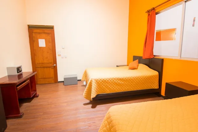 غرفة قياسية بسريرين كوين بحمام مشترك، Hostal Amigo 2/4