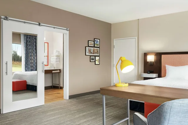 غرفة بسرير كينج مع أريكة لذوي الإعاقة، Hampton Inn Suites Overland Park South Ks 2/4