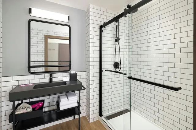 غرفة بسرير كوين لذوي الإعاقة، Moxy Allentown Downtown 3/4