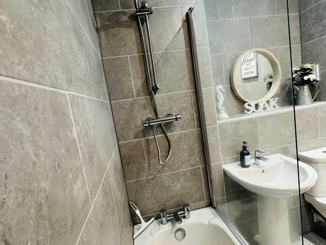 شقة حصرية بسرير مزدوج بحمام خاص مع أريكة في الطابق العلوي، Grand Central Apartments 8/10