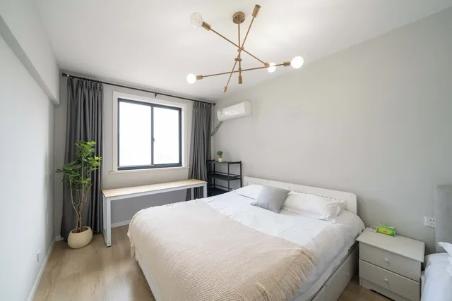 3 Bedrooms, Comfort, Apartment, 1 Double and 3 Queen Beds, Bathtub, Book and Bed-People's Square 10/10