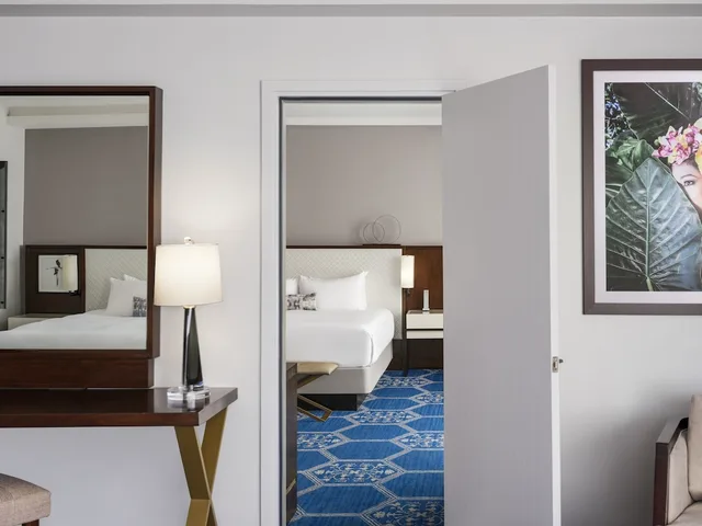 2 Bedrooms, Suite, 1 King and 2 Queen Beds, Partial Ocean View, Parlor، Fairmont El San Juan Hotel 5/6