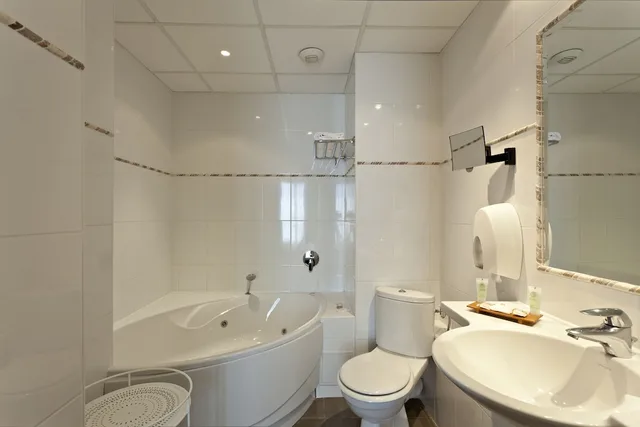 Deluxe, Twin Beds, Balcony, Bathtub, Hotel Le Mondial, BW Premier Collection 5/10