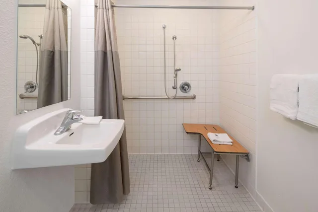 1 Full Bed - ADA/Tub/Mini Fridge، Motel6 Ventura, CA - South 8/9