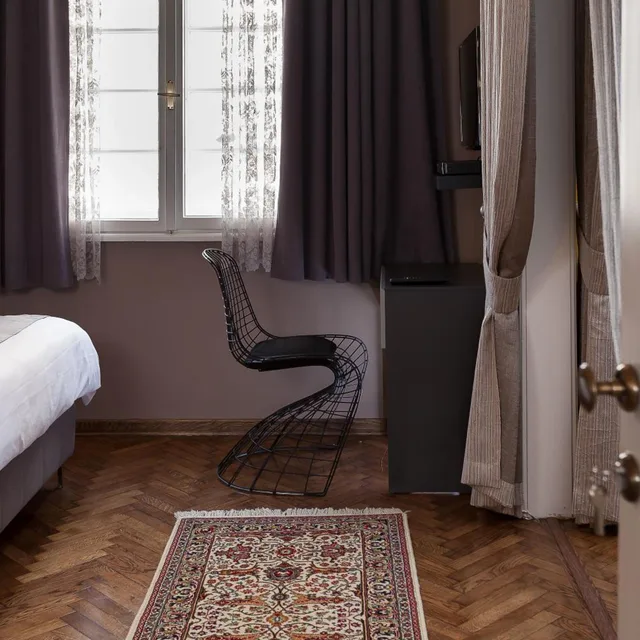 جناح جونيور بشرفة، Hotel London B&B 8/10