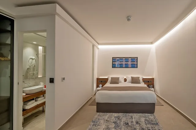 جناح داخلي ديلوكس بسرير كوين مع أريكة، The Capital Boutique Hotel Valletta 2/3