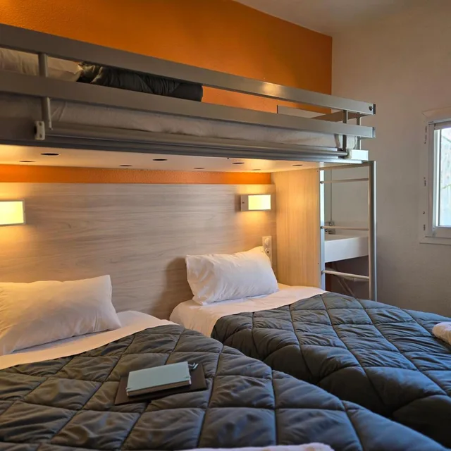 غرفة بسريرين منفصلين وسرير بطابقين، Hotel Premiere Classe Lyon East - Beynost 5/10