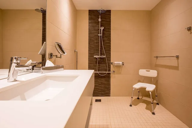 غرفة سوبيريور بسرير كينج بإطلالة على المسبح بشرفة، Radisson Blu Resort Spa Gran Canaria Mogan 10/10