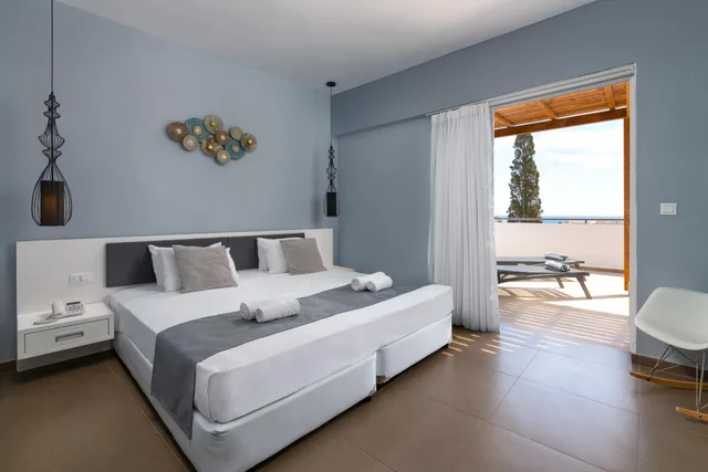 غرفة بسريرين منفصلين بإطلالة على البحر، Belmare Hotel 1/5