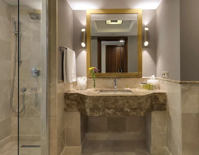 غرفة سوبيريور بسريرين منفصلين بإطلالة على البحيرة بشرفة، Doubletree By Hilton Hotel Van 7/7