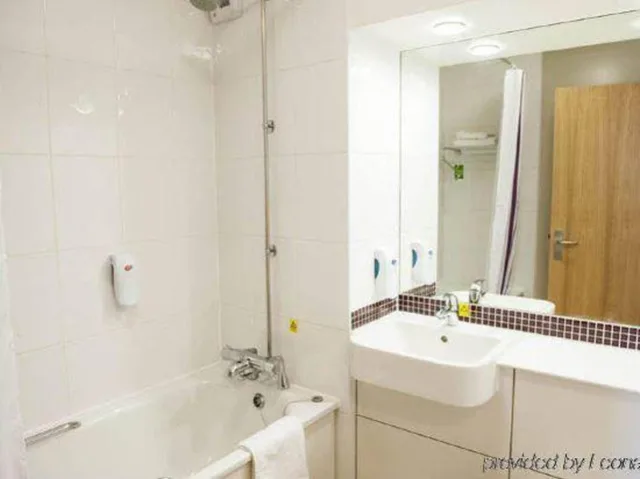 غرفة سوبيريور بسرير كينج لذوي الإعاقة، Premier Inn Braintree (Freeport Village) 2/2