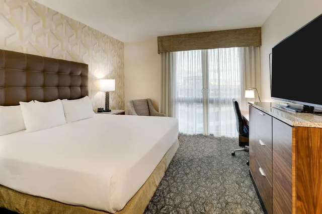 غرفة ديلوكس بسرير كينج بغرفتين بحوض استحمام لذوي الإعاقة، Drury Plaza Hotel Columbus Downtown 1/5