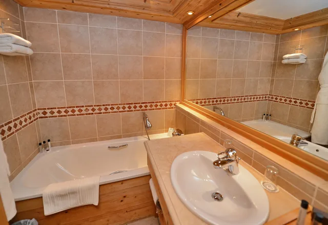 غرفة قياسية بسرير كينج بحوض استحمام، Hôtel Tsanteleina 10/10