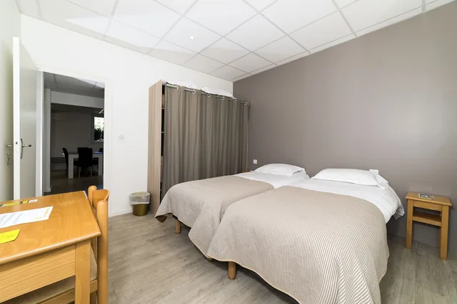 شقة بسرير كوين وسريرين منفصلين بغرفتي نوم، HÔTEL LE RELAIS 2/3