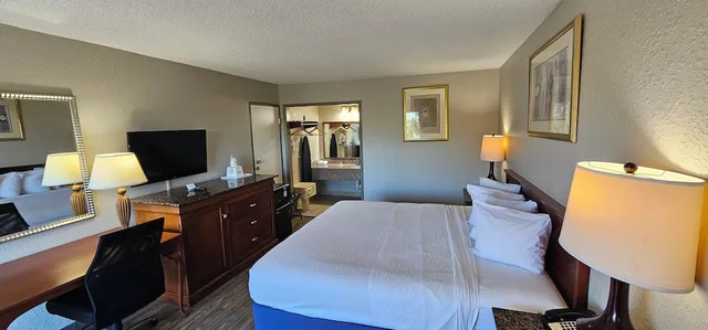 غرفة قياسية بسرير كينج، Days Inn By Wyndham Orlando Downtown 8/10