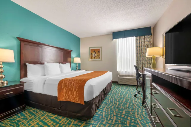جناح بسرير كينج مع أريكة، Comfort Inn & Suites Fort Lauderdale West Turnpike 2/6