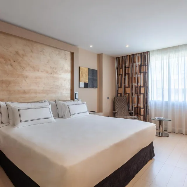 غرفة متصلة بريميوم بسرير كينج، Melia Sevilla Hotel 1/6