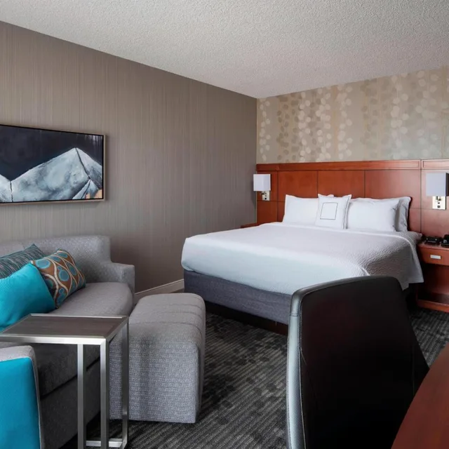 غرفة بسرير كينج بحوض استحمام لذوي الإعاقة، Courtyard By Marriott Denver Airport 2/10